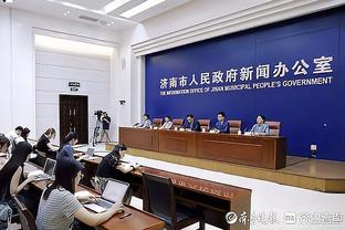 官方：法兰克福与27岁德国中卫科赫续约至2027年